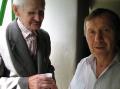 pán Moravčík častuje medovinou najstaršieho člena našej organizácie